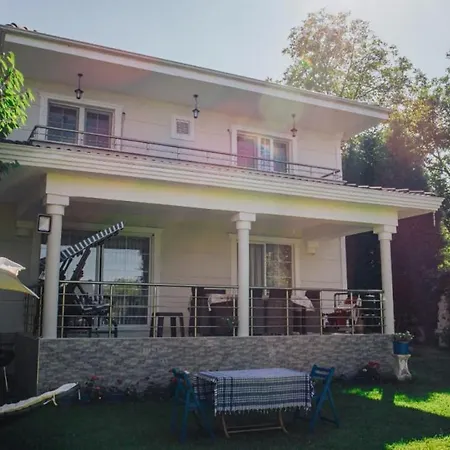 Villa House With Private Pool And Garden In *