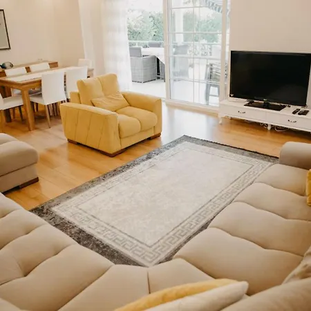 House With Private Pool And Garden In Villa *