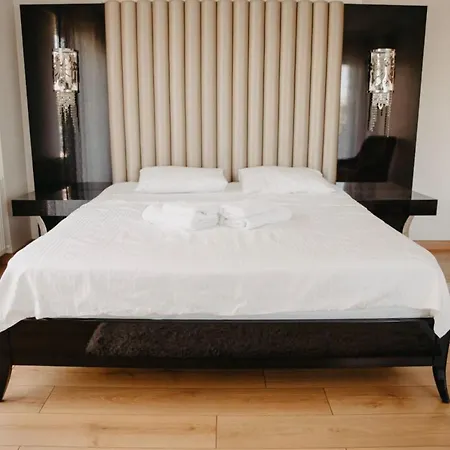 House With Private Pool And Garden In Villa *